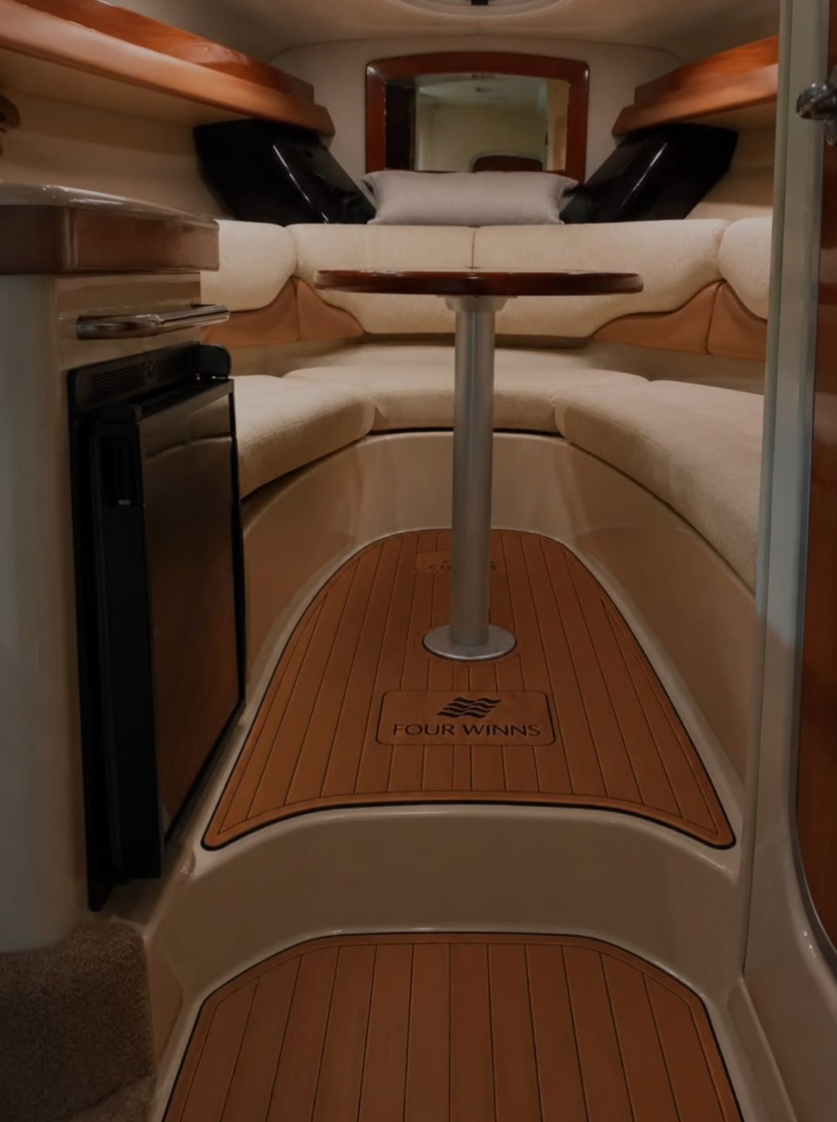 Cabin lounge of the Vista 258