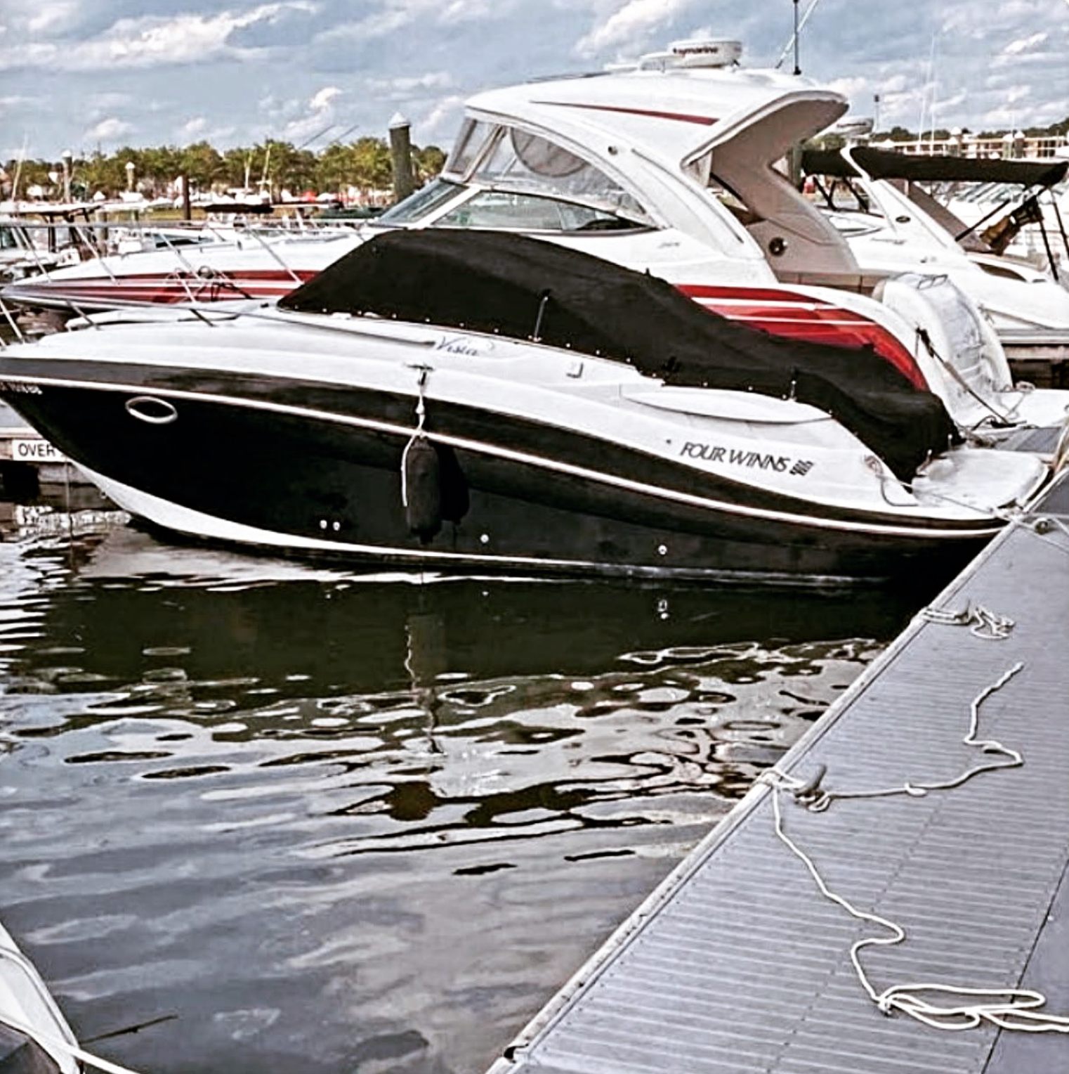 2006 Four Winns Vista 258 at the marina
